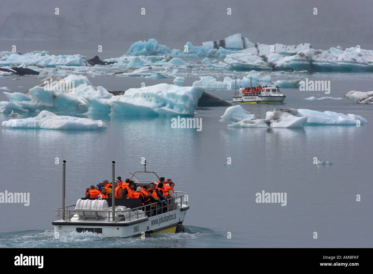 Imbarcazione turistica presso il Glacier Vatnajoekull e lago glaciale Jokulsarlon Islanda Foto Stock