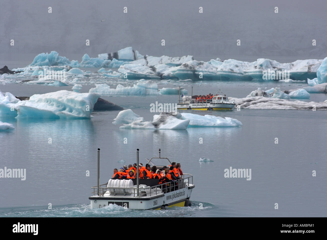 Imbarcazione turistica presso il Glacier Vatnajoekull e lago glaciale Jokulsarlon Islanda Foto Stock