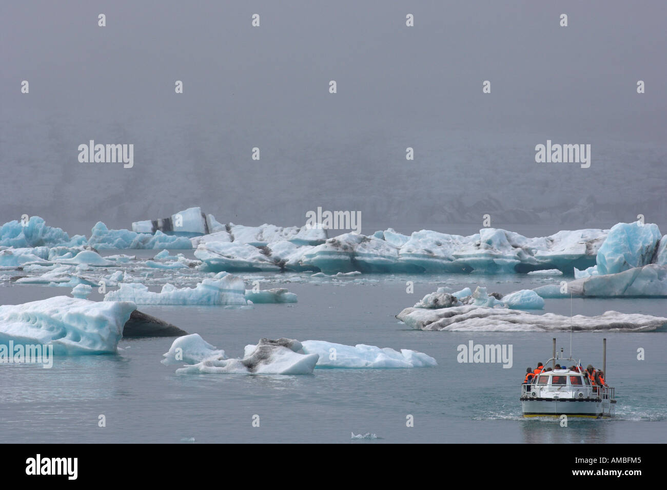 Imbarcazione turistica presso il Glacier Vatnajoekull e lago glaciale Jokulsarlon Islanda Foto Stock