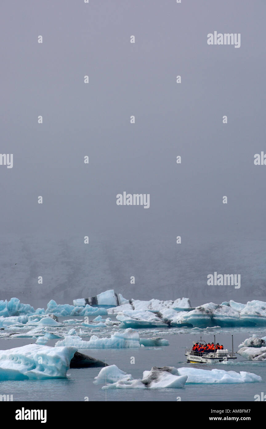 Imbarcazione turistica presso il Glacier Vatnajoekull e lago glaciale Jokulsarlon Islanda Foto Stock