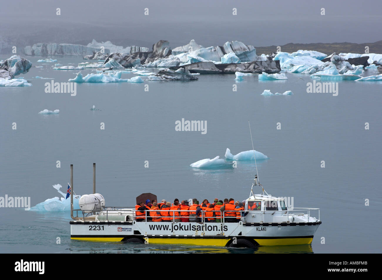 Imbarcazione turistica presso il Glacier Vatnajoekull e lago glaciale Jokulsarlon Islanda Foto Stock