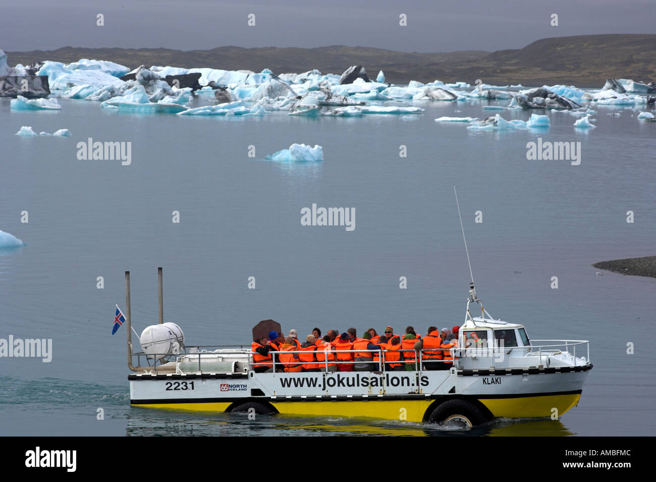 Imbarcazione turistica presso il Glacier Vatnajoekull e lago glaciale Jokulsarlon Islanda Foto Stock