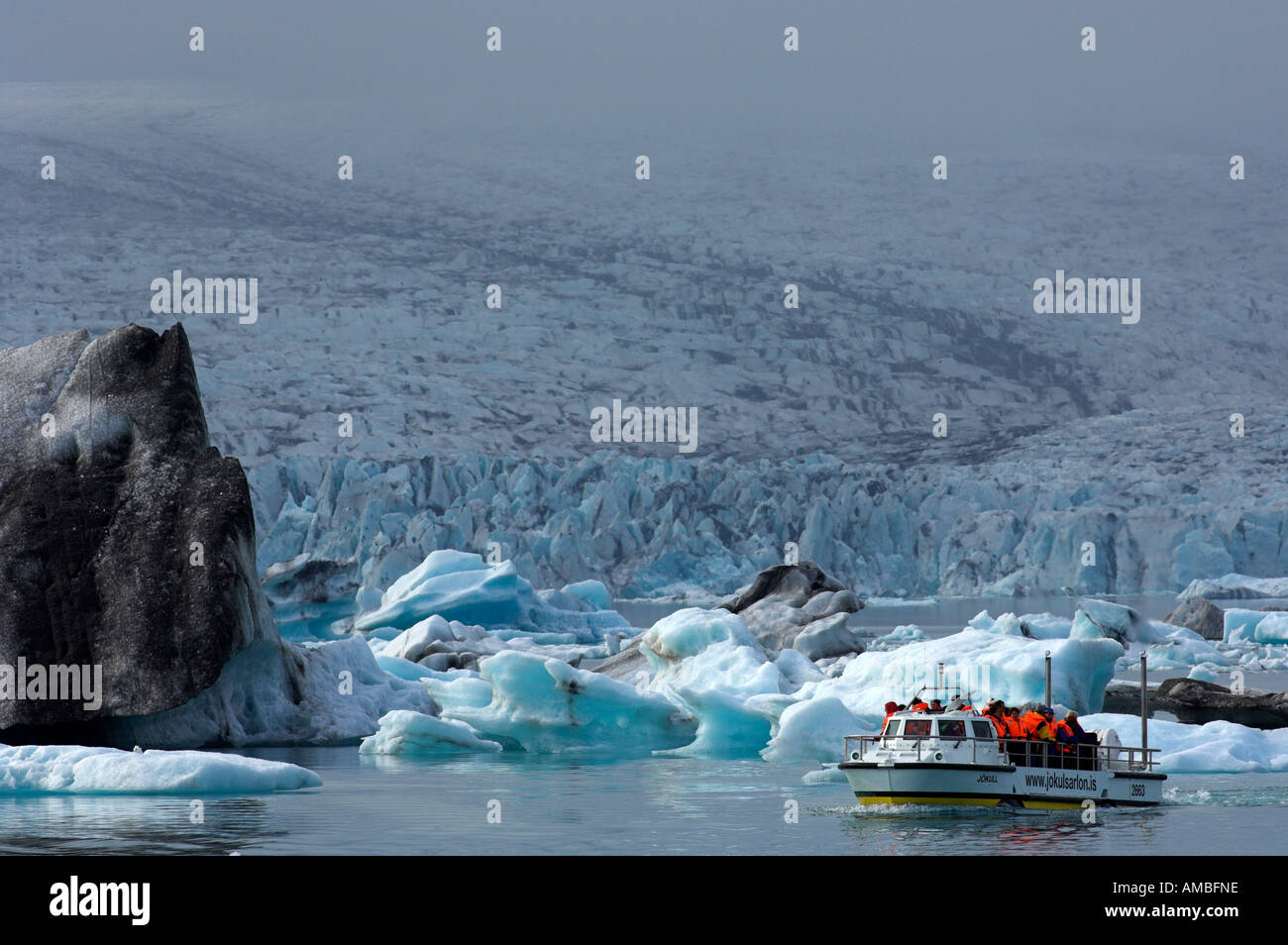 Imbarcazione turistica presso il Glacier Vatnajoekull e lago glaciale Jokulsarlon Islanda Foto Stock