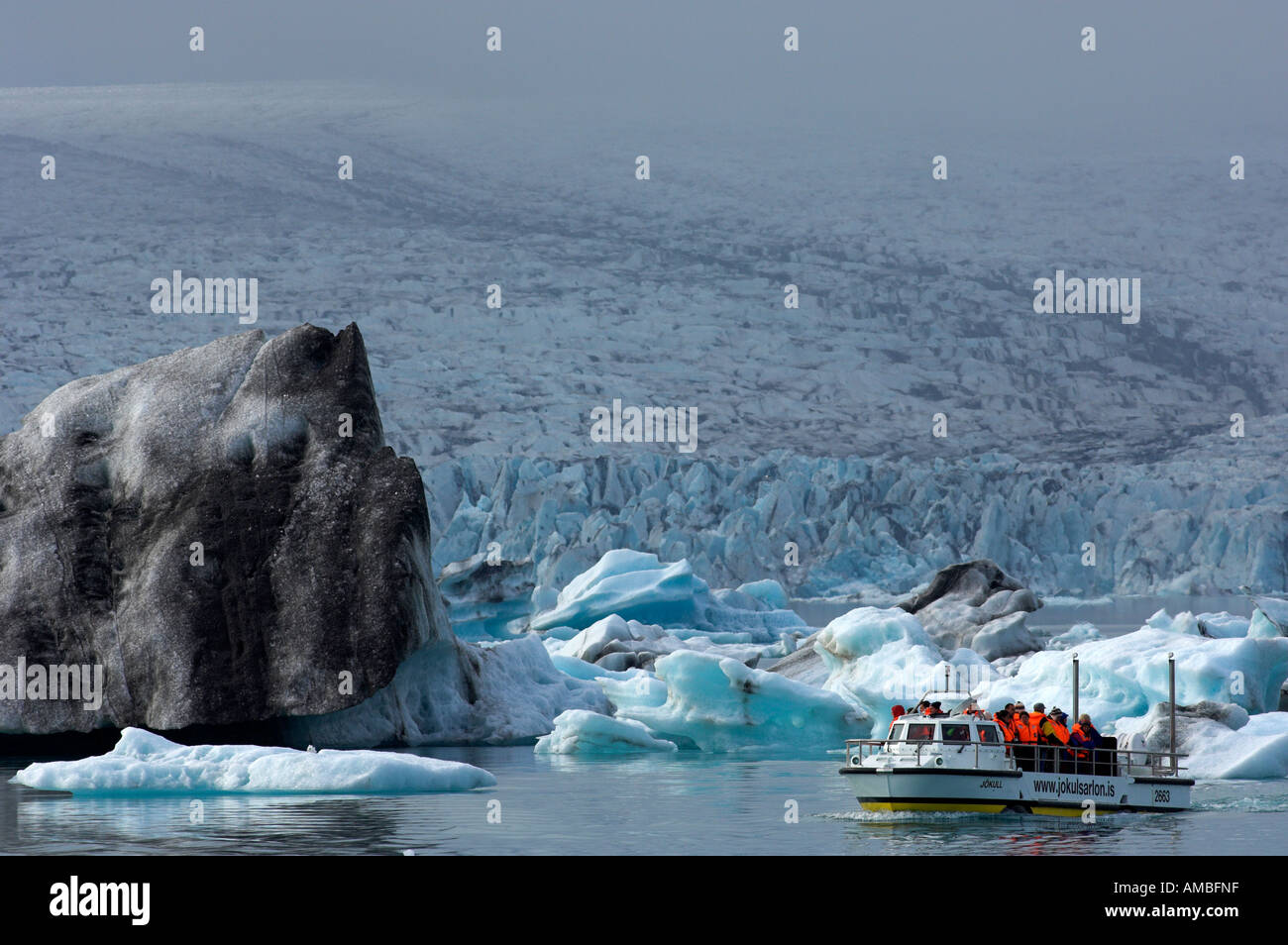 Imbarcazione turistica presso il Glacier Vatnajoekull e lago glaciale Jokulsarlon Islanda Foto Stock