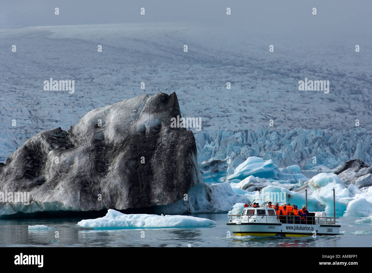 Imbarcazione turistica presso il Glacier Vatnajoekull e lago glaciale Jokulsarlon Islanda Foto Stock