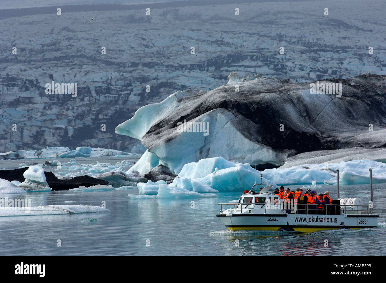 Imbarcazione turistica presso il Glacier Vatnajoekull e lago glaciale Jokulsarlon Islanda Foto Stock