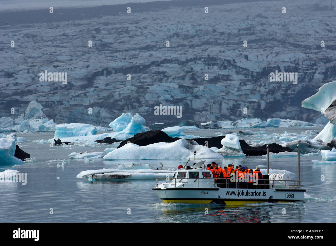 Imbarcazione turistica presso il Glacier Vatnajoekull e lago glaciale Jokulsarlon Islanda Foto Stock