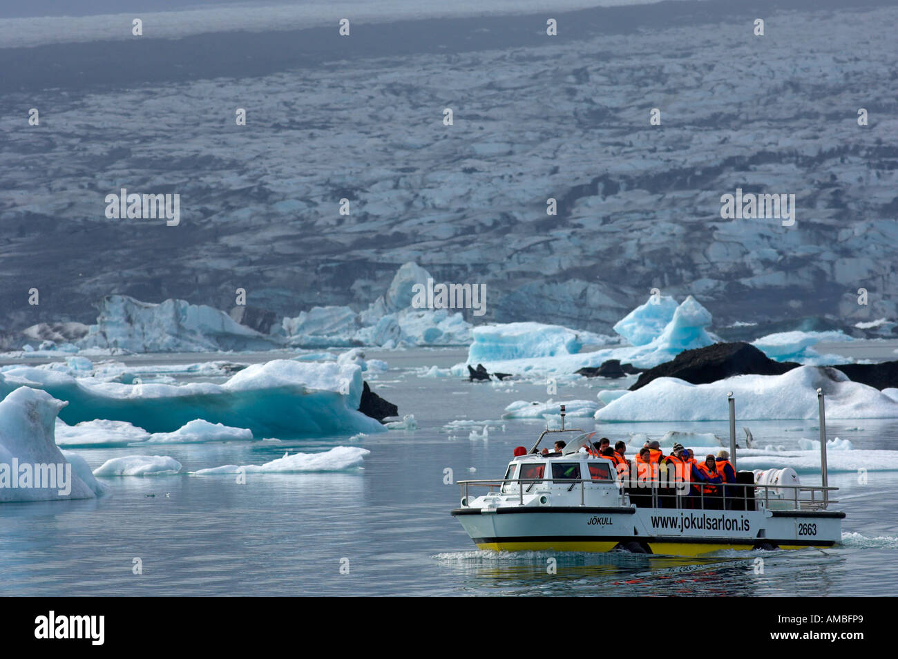 Imbarcazione turistica presso il Glacier Vatnajoekull e lago glaciale Jokulsarlon Islanda Foto Stock