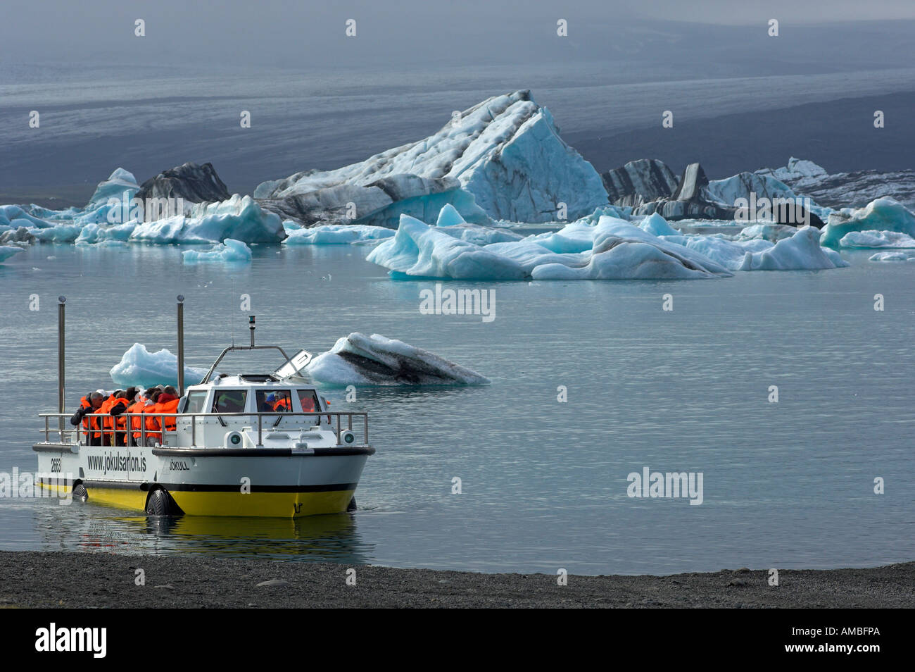 Chiedo gite in barche sulla laguna glaciale. La laguna glaciale, Jökulsárlón, un fiume glaciale laguna in Islanda. Foto Stock