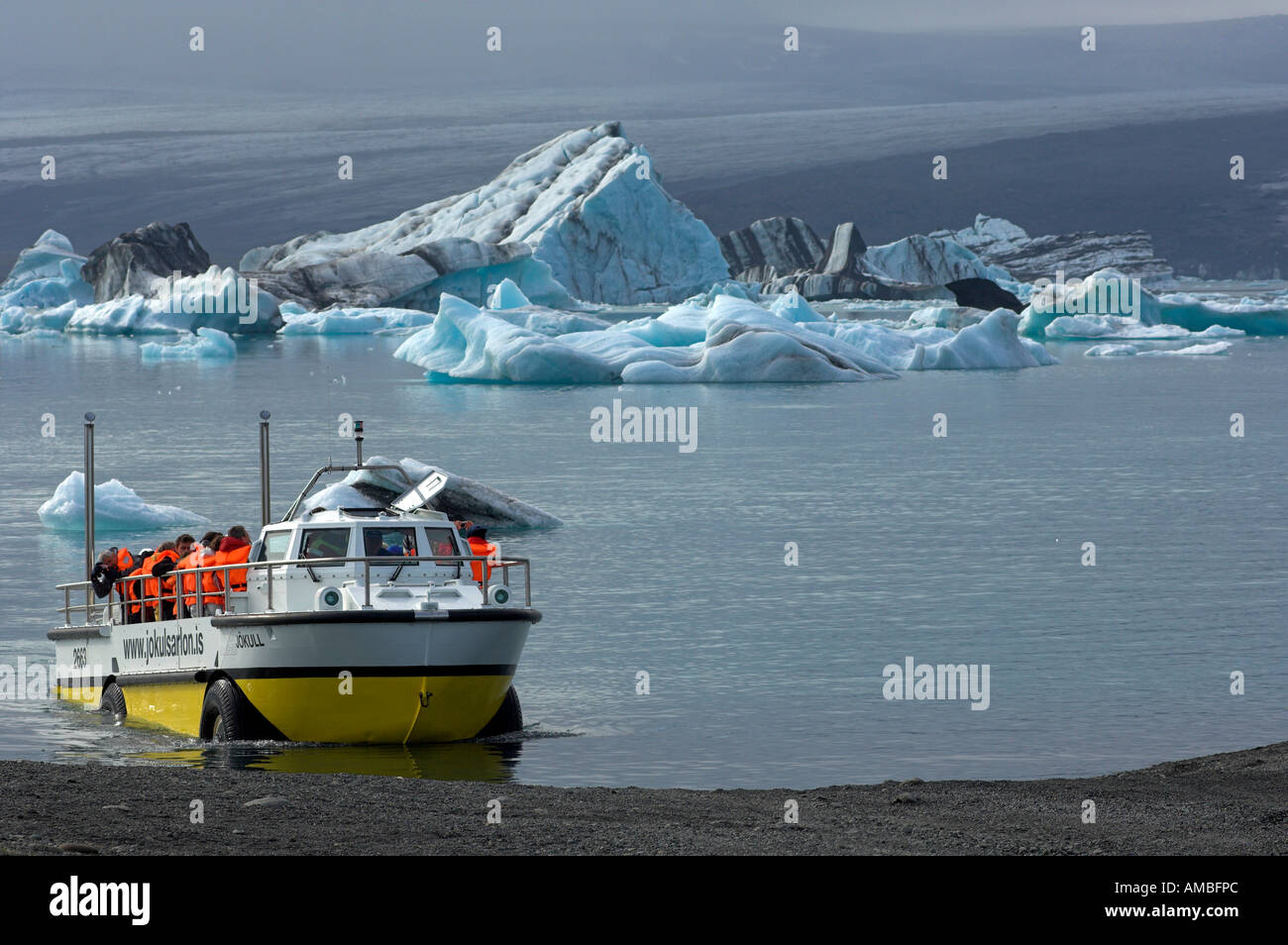 Chiedo gite in barche sulla laguna glaciale. La laguna glaciale, Jökulsárlón, un fiume glaciale laguna in Islanda. Foto Stock