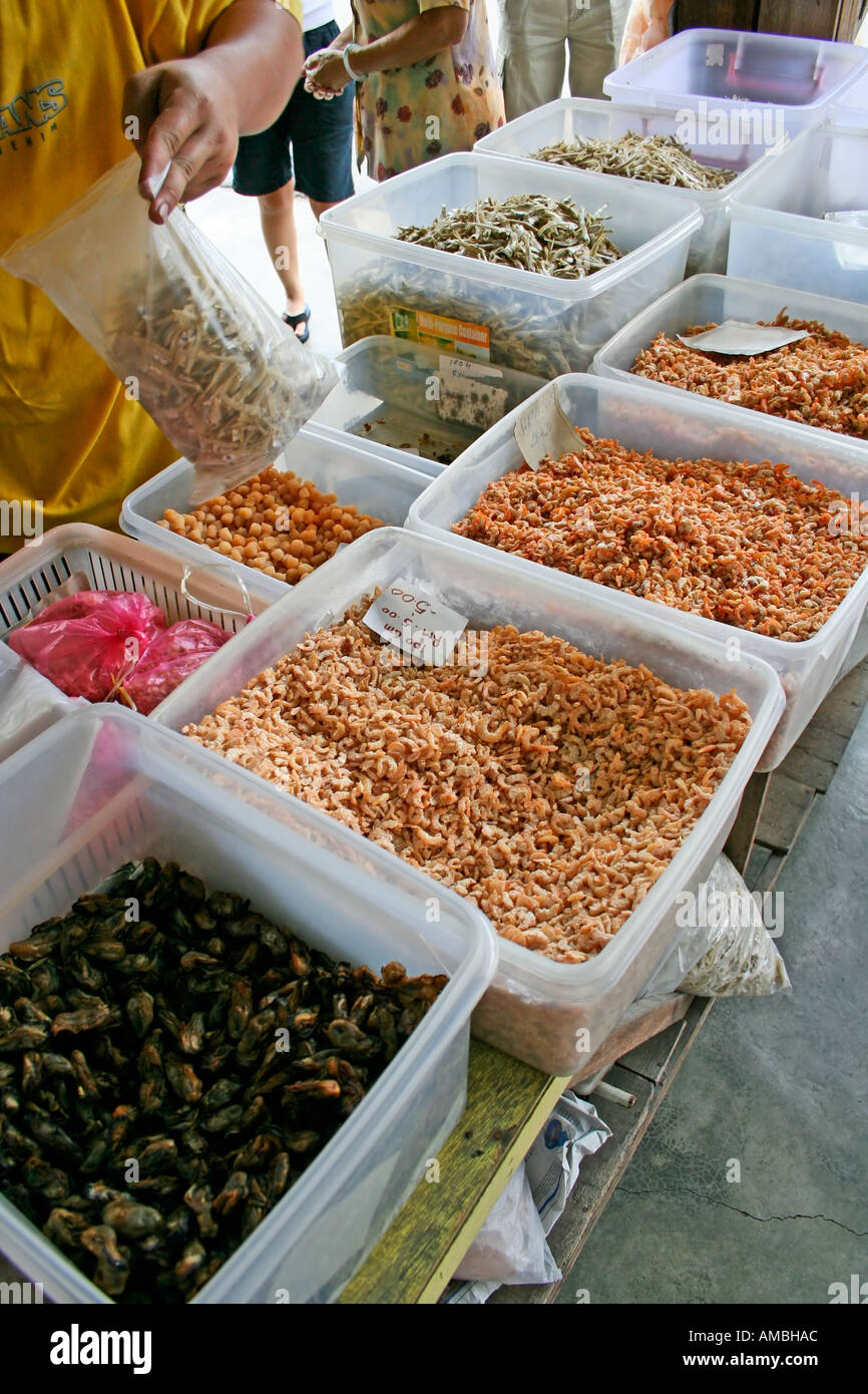 Gamberi secchi e altri frutti di mare per la vendita della Malaysia Foto Stock