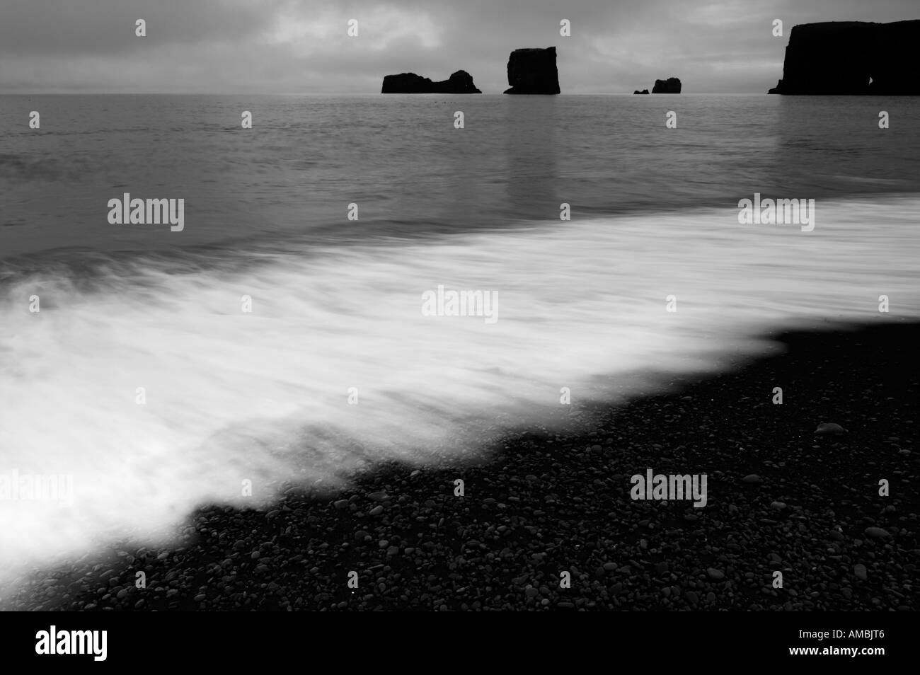 Nero spiaggia vulcanica Islanda Foto Stock