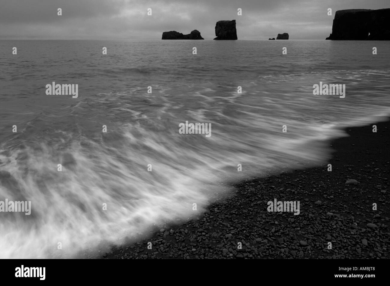 Nero spiaggia vulcanica Islanda Foto Stock