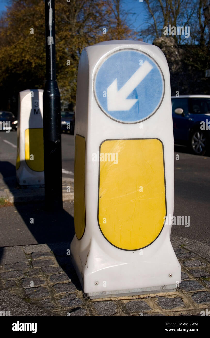 British tenere la sinistra simbolo sul bollard nel mezzo della strada Foto Stock