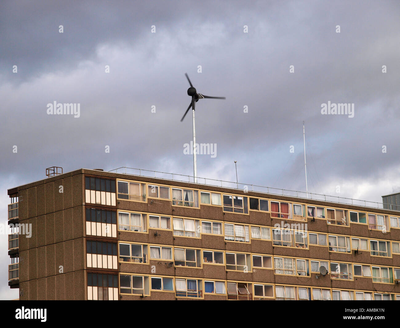 Una turbina eolica sul blocco Ashenden del Heygate Estate a Walworth London SE1 Foto Stock