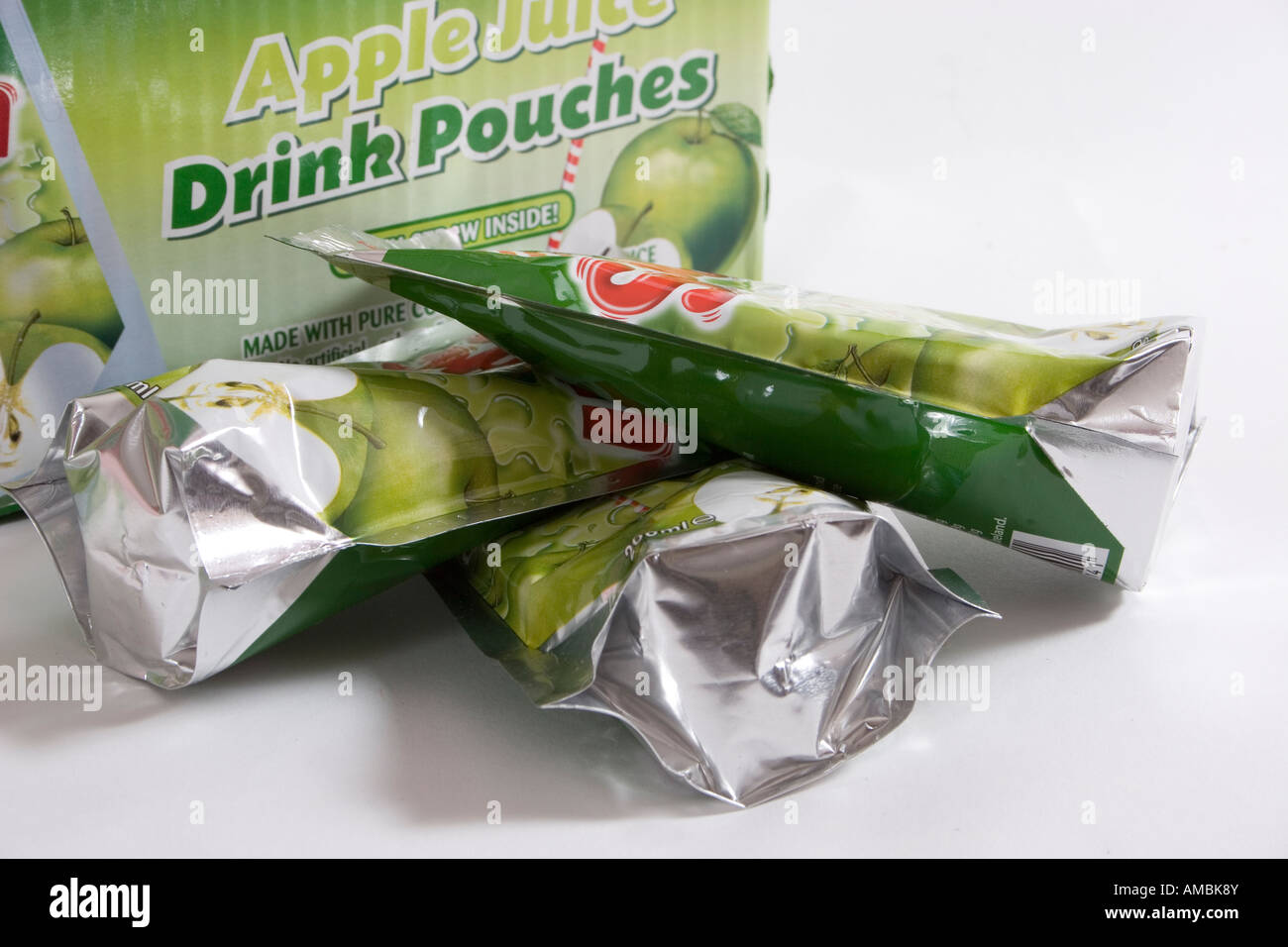 Studio shot multi-pack di succo di mela in involucri di foglia Foto Stock