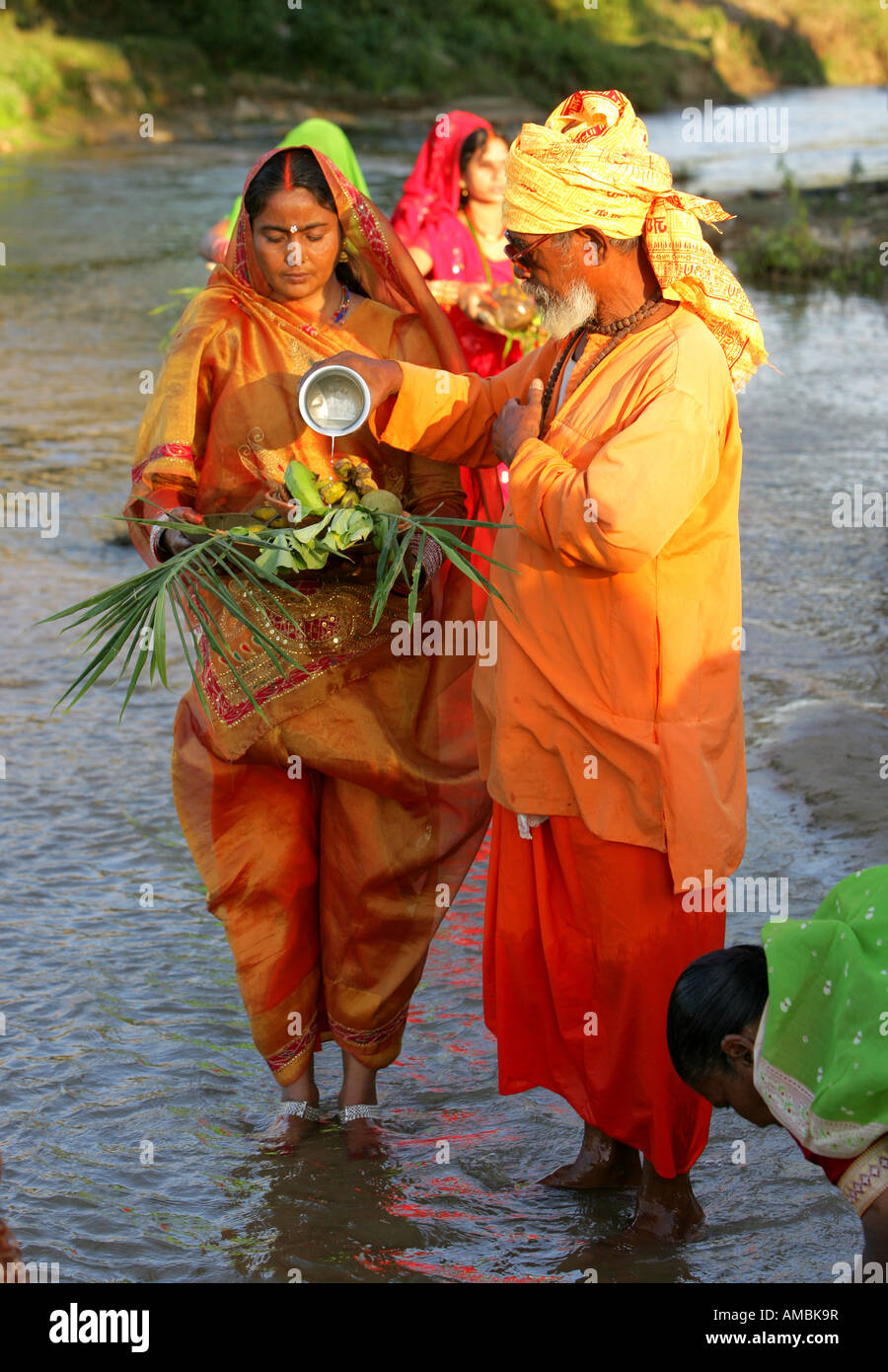 Il Nepal, festival indù, la preghiera in un fiume vicino a Birgunj Foto Stock