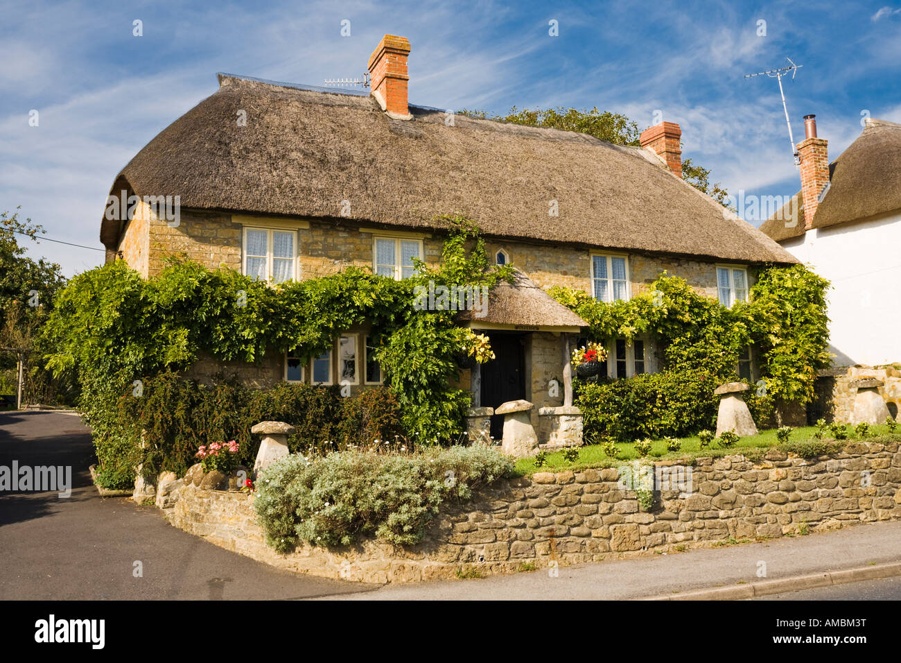 Cottage con il tetto di paglia presso il villaggio di Chideock, Dorset, Regno Unito - cottage thatched house, Inghilterra Foto Stock