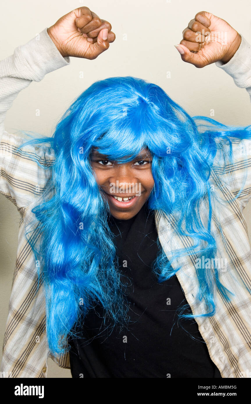 Ragazzo con parrucca blu Foto Stock