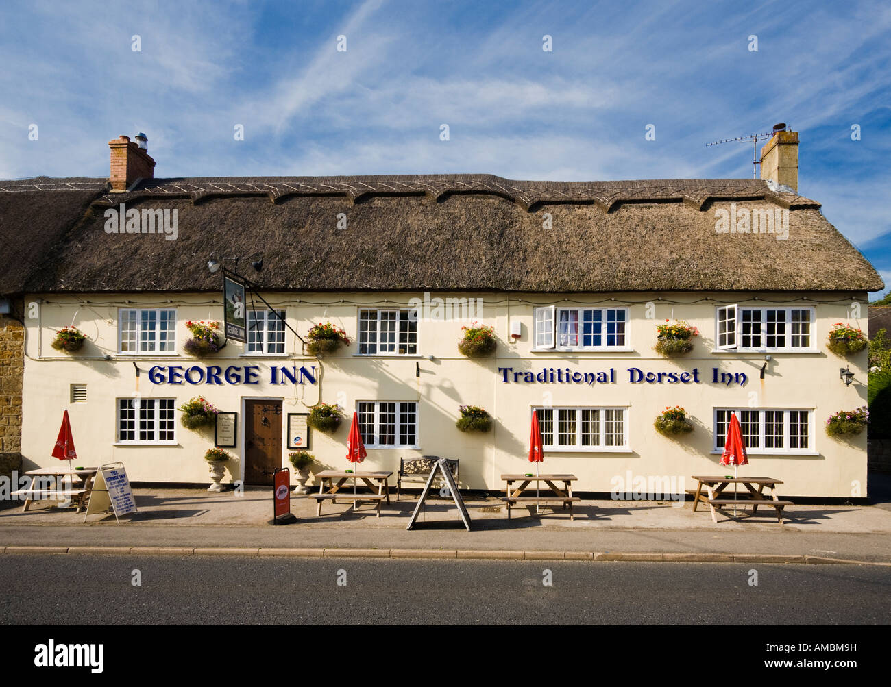 English pub di campagna nel villaggio di Chideock in West Dorset, England, Regno Unito Foto Stock