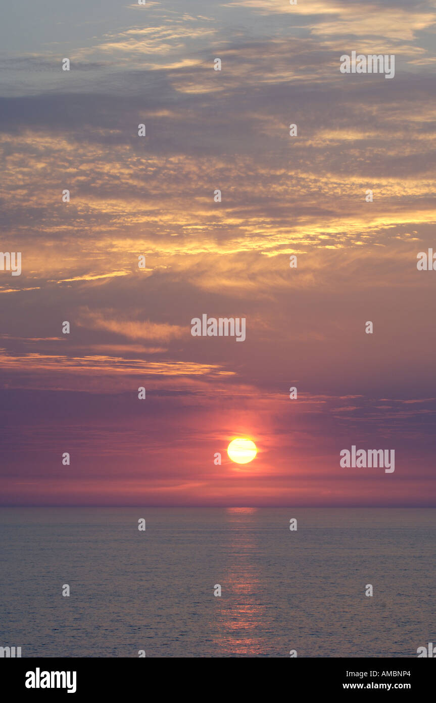 Tramonto sulla baia di Bunatrahir da Downpatrick Head, vicino a Ballycastle, County Mayo, Irlanda Foto Stock