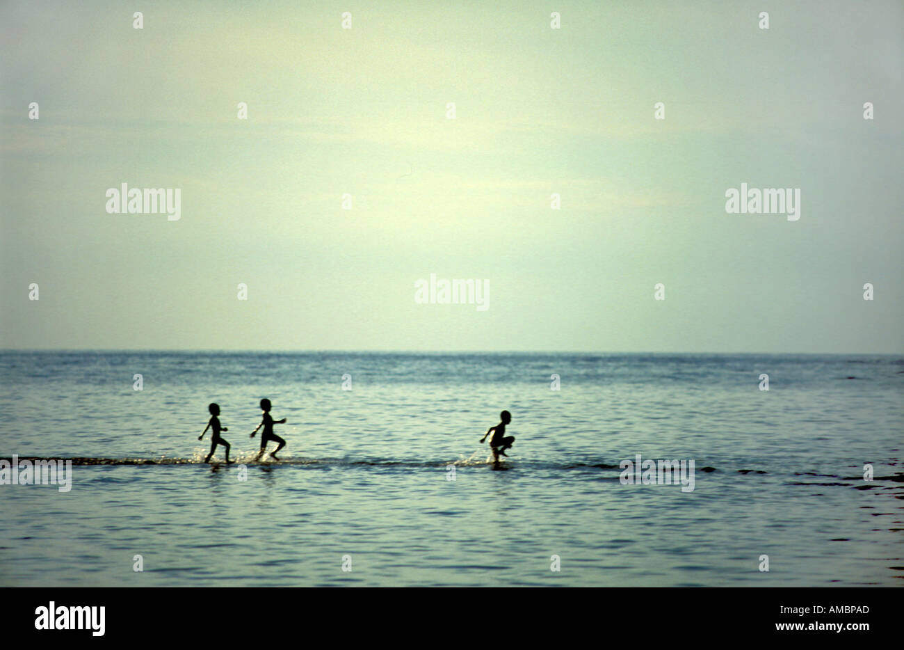 Bali ragazzi giocare in mare Foto Stock