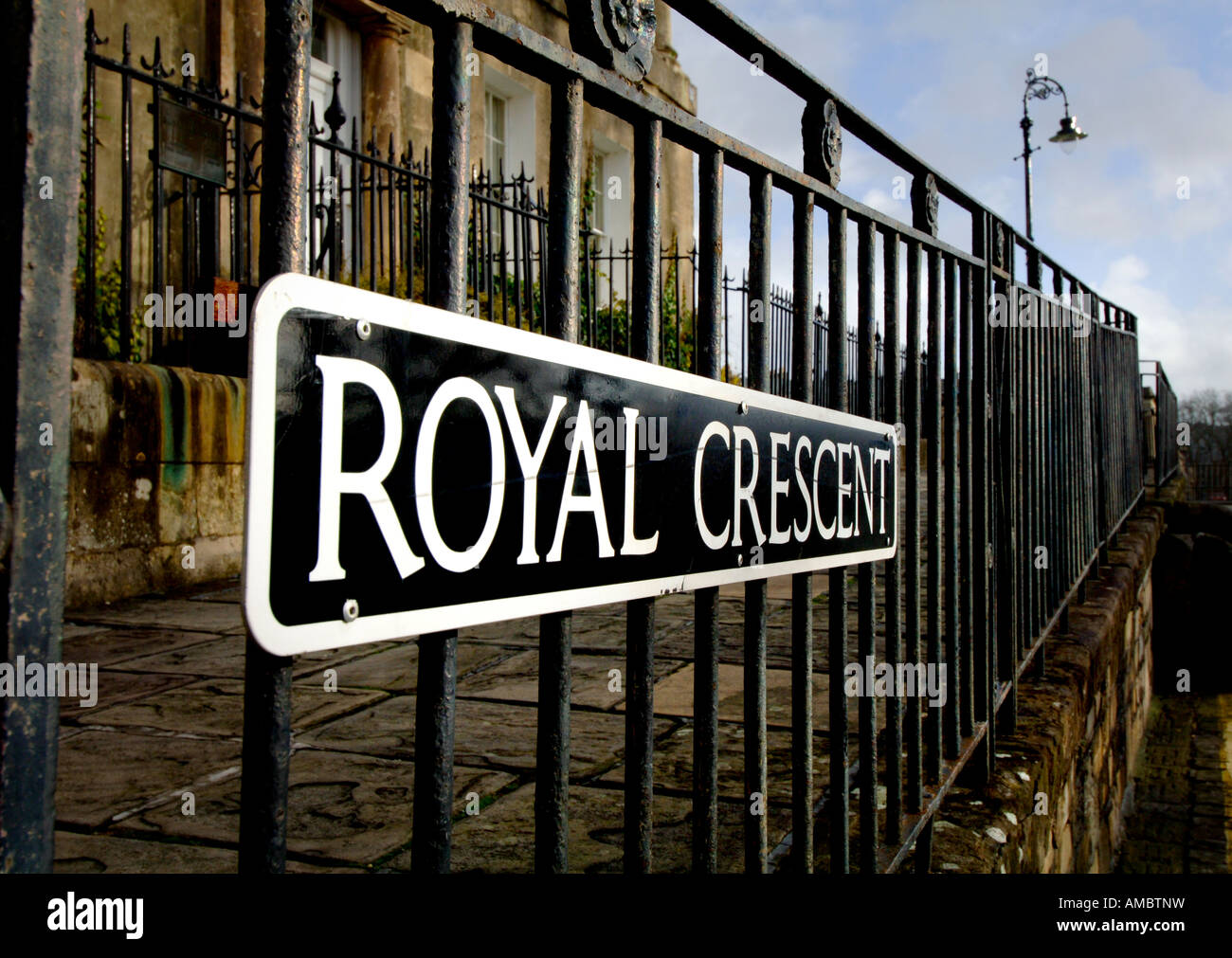 Il cartello stradale del famoso Royal Crescent nella città di Bath Somerset . Foto da Jim Holden. Foto Stock