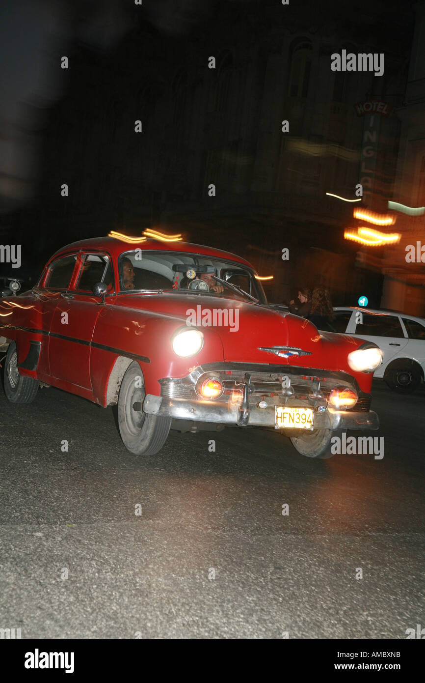 Cuba Havana notturni un classic car guida attraverso le strade di notte Foto Stock