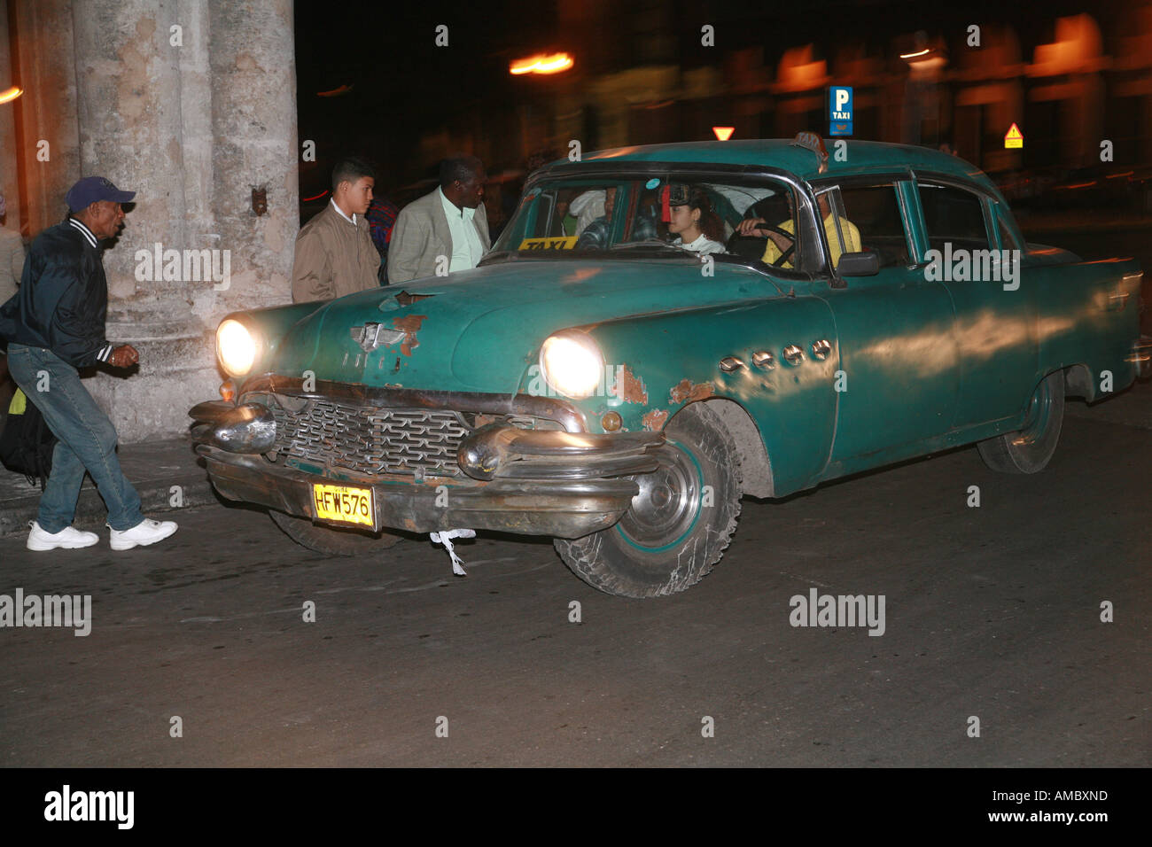 Cuba Havana notturni un classic car guida attraverso le strade di notte Foto Stock