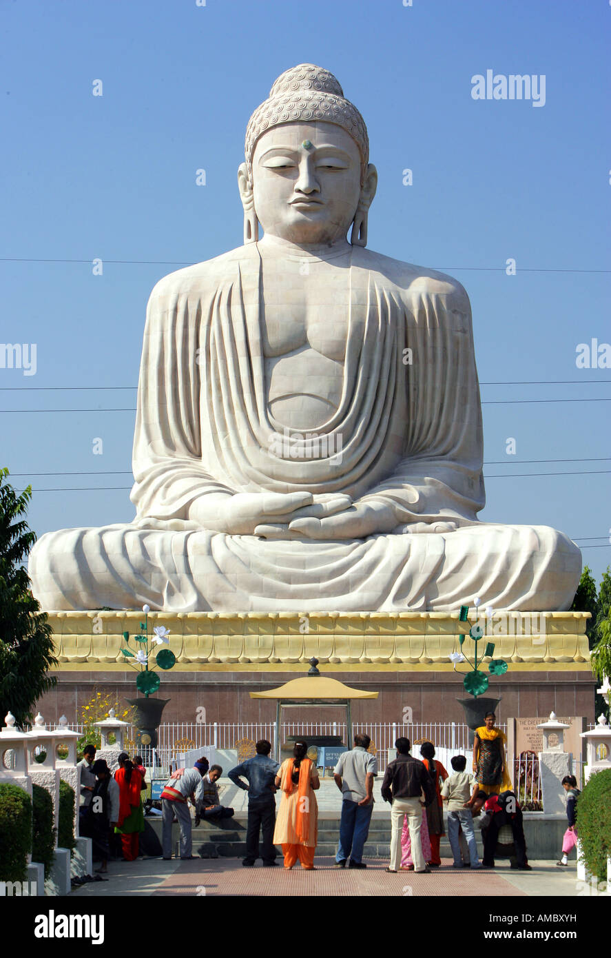 India, Bodhgaya,: gigantesca statua del Buddha vicino buddista di Tempio di Mahabodhi Foto Stock