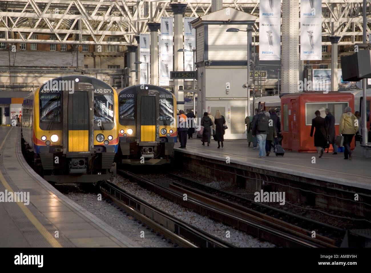 Treno tirando fuori la stazione di Waterloo London REGNO UNITO Foto Stock