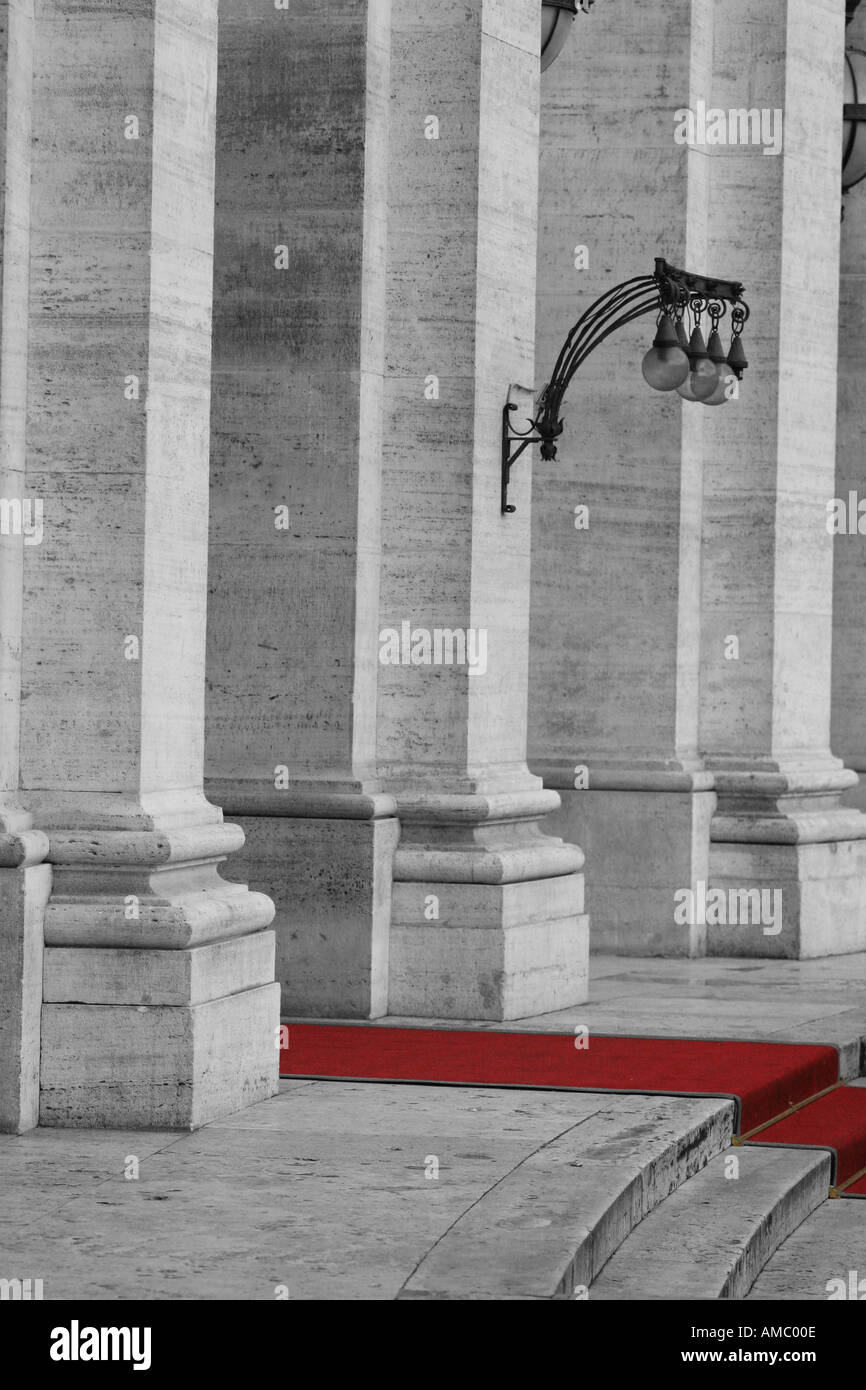 Tappeto rosso all'ingresso di un edificio classico in Roma Foto Stock