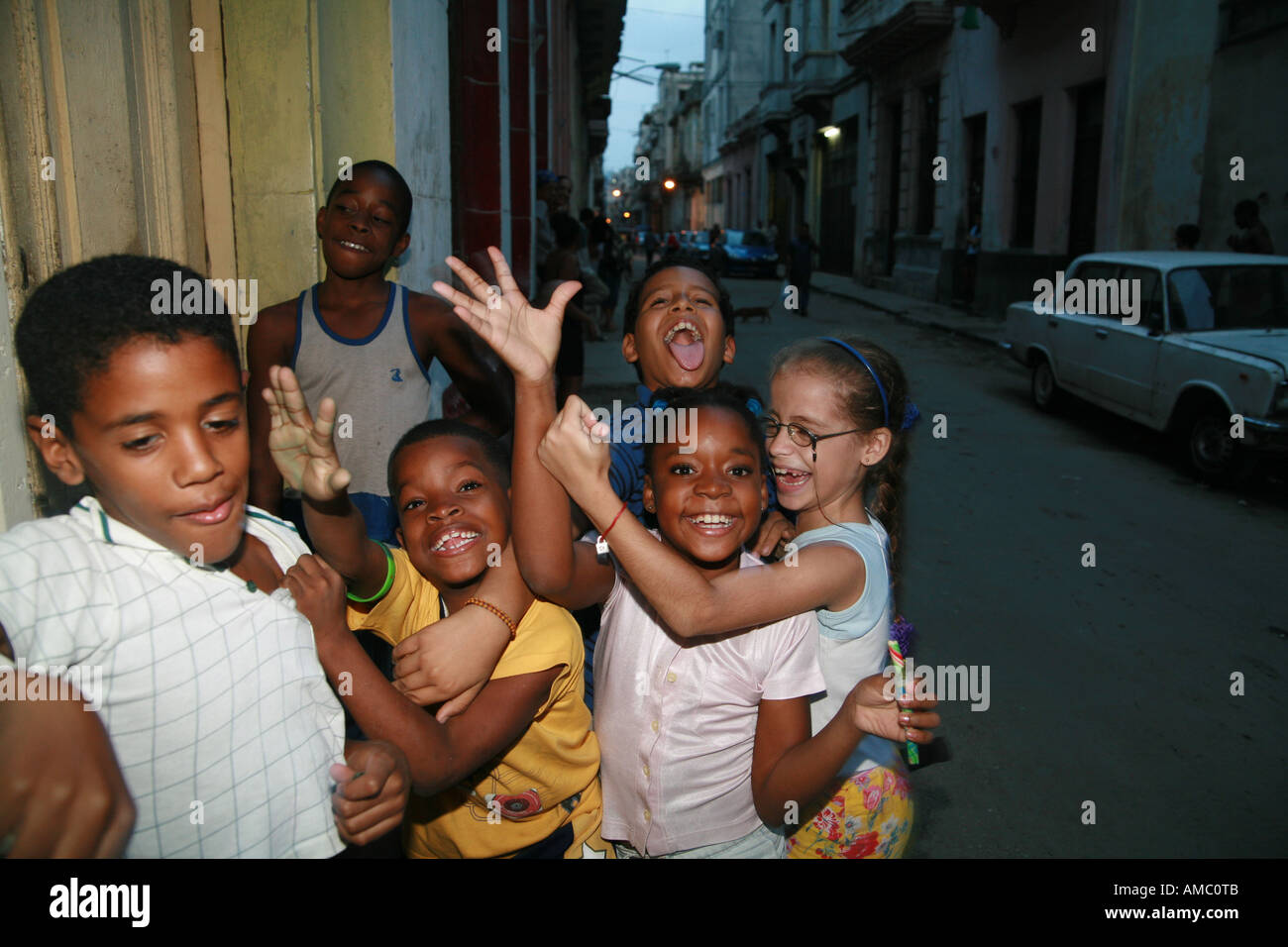 Cuba Avana i bambini per le strade di La Habana lauging e facendo scherzi verso la telecamera Foto Stock