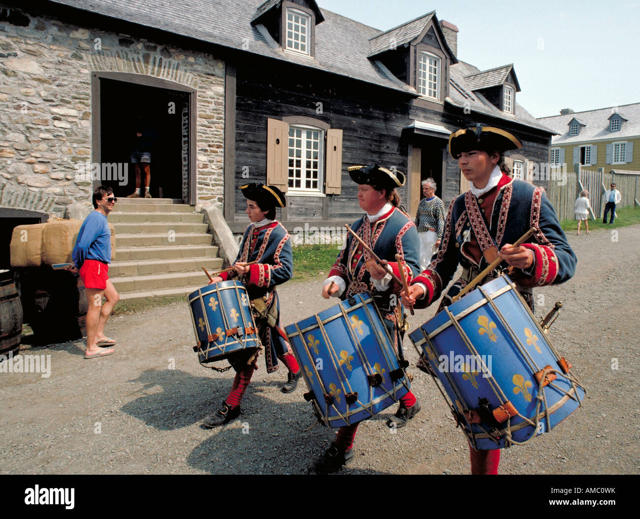 Elk126 3800 Canada Nova Scotia fortezza di Louisbourg NHP 1744 batteristi Marching Band Foto Stock