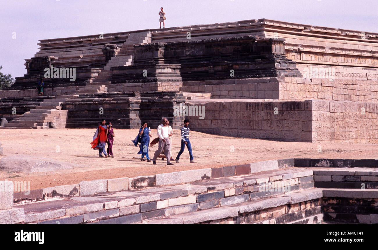 Mahanavami Dibba una piattaforma costruita all'antica città di Hampi da Re Krishnadevaraya nello stato in Karanataka in India del Sud Foto Stock