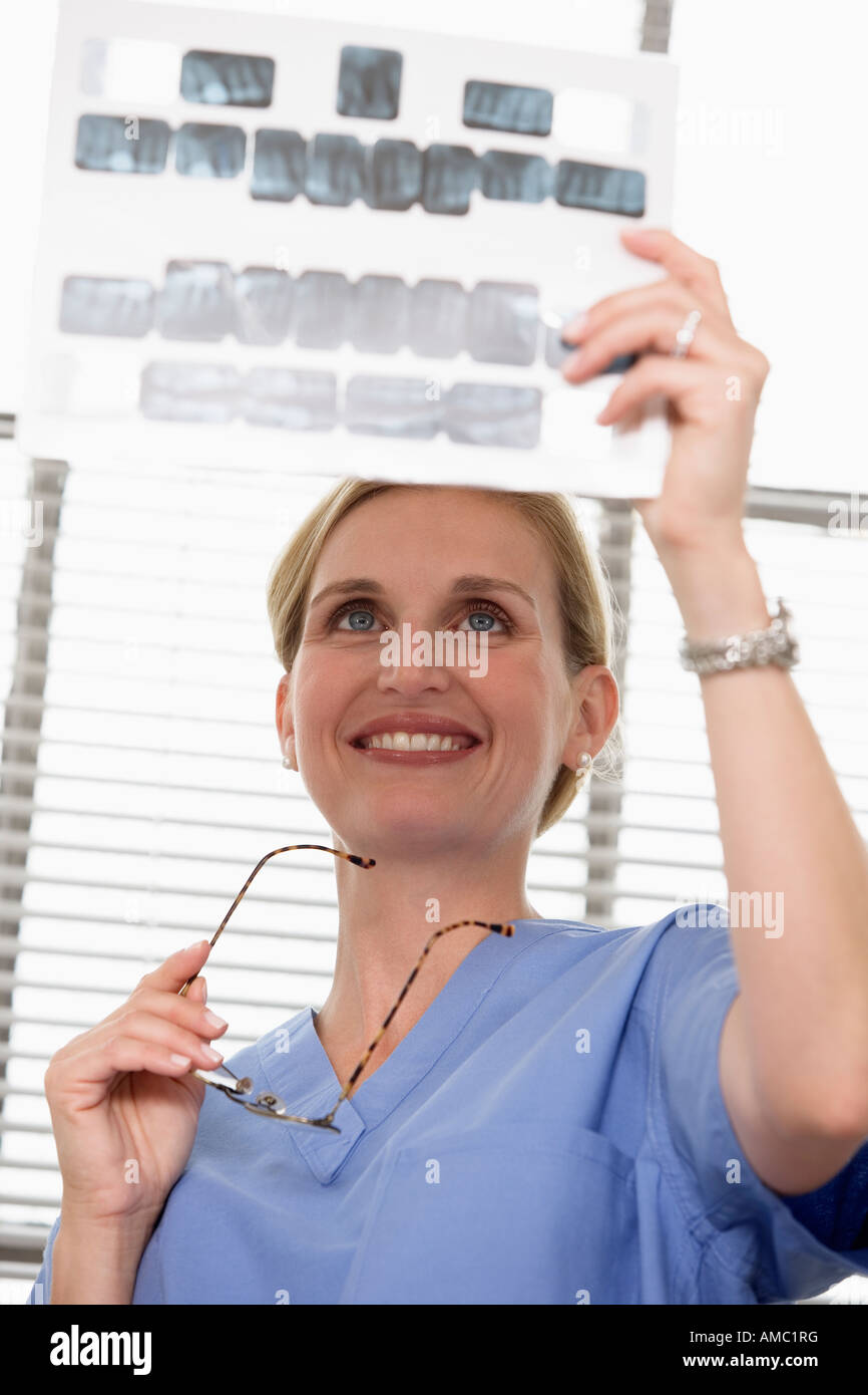 Vista di un medico di lastre di controllo. Foto Stock