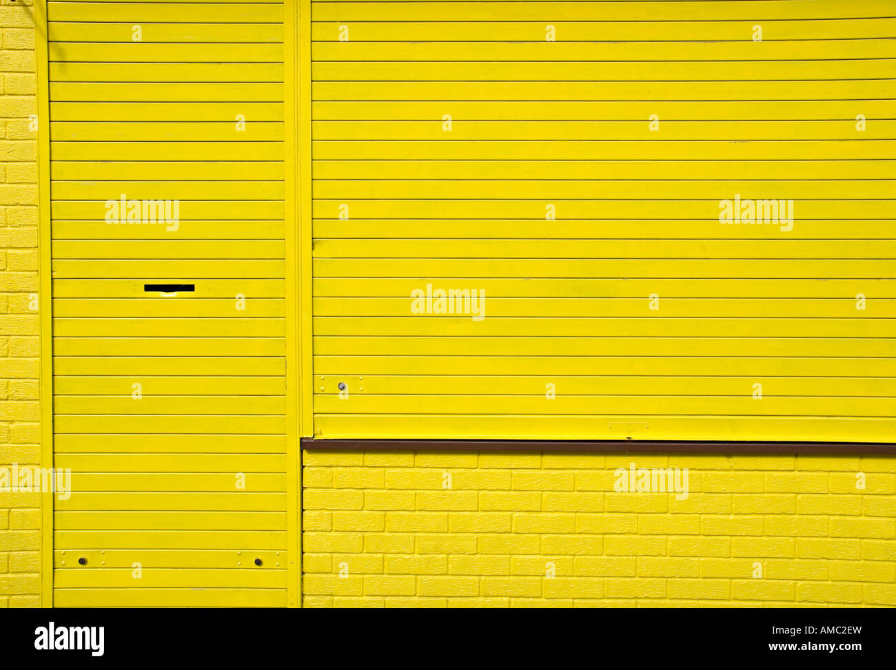 Alcuni abstract persiane giallo su un negozio chiuso anteriore nel Regno Unito Foto Stock