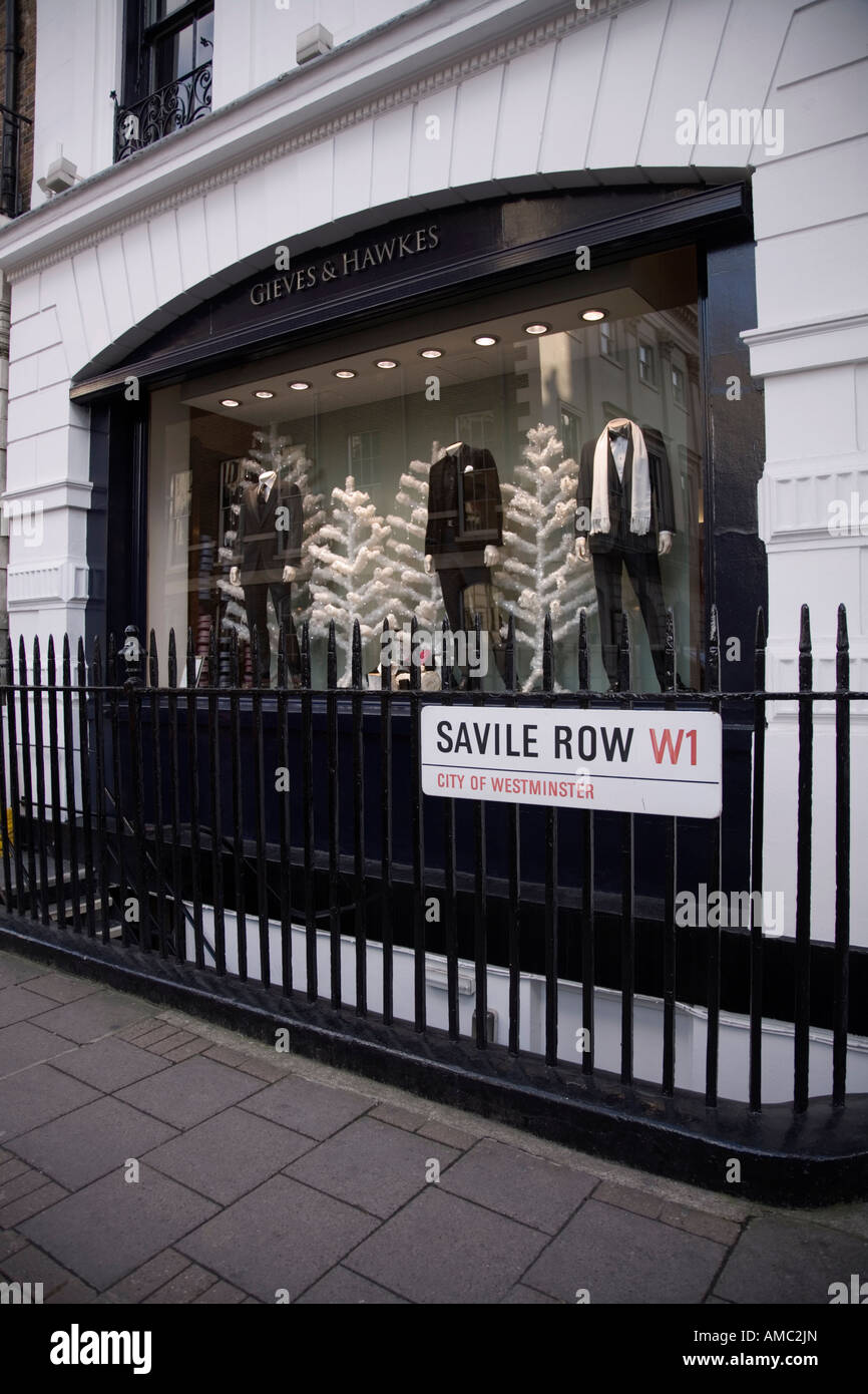 Negozio Gieves and Hawkes con esposizione natalizia, a Savile Row, Londra. regno unito Foto Stock