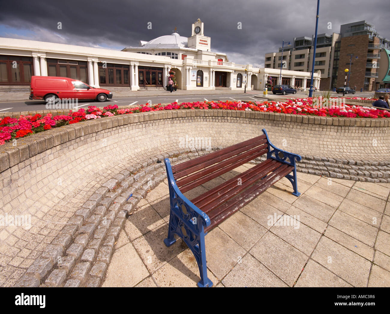 Il lungomare e il Pavillion Theatre Porthcawl Galles Foto Stock