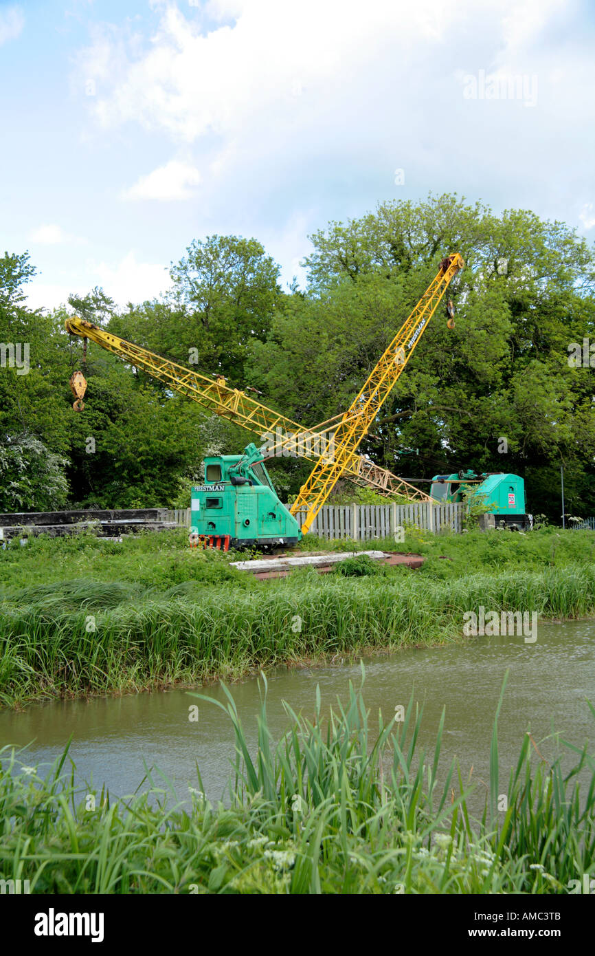 Due gru utilizzate per bloccare il portellone riparazioni etc, Caen Hill volo, Kennet and Avon Canal, Wiltshire Foto Stock