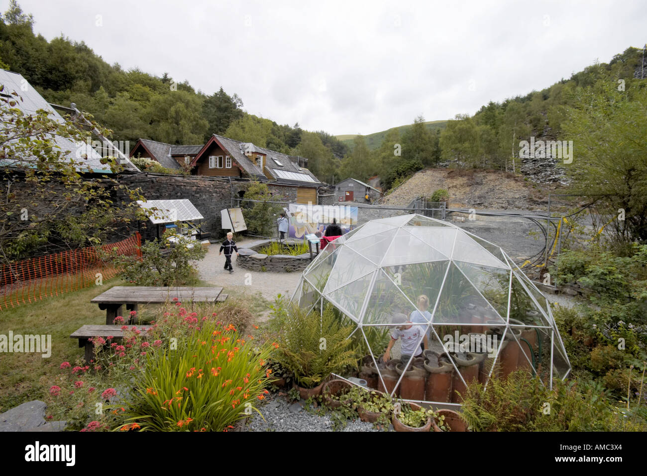 La cupola geodetica serra presso il Centre for Alternative Technology Machynlleth in Galles Foto Stock