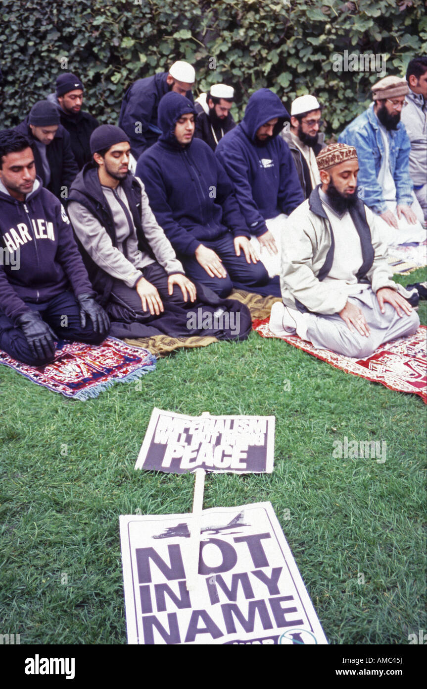 I musulmani in Iraq war demo al di fuori del National Gallery Trafalgar Square London Inghilterra England Foto Stock