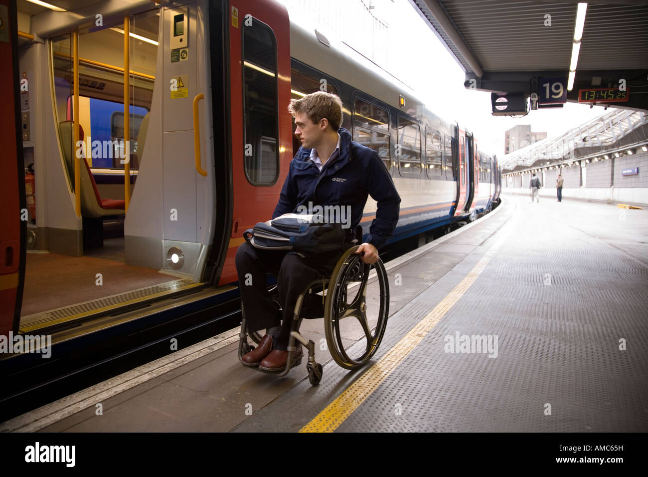 Passeggeri disabili presso la stazione ferroviaria di London REGNO UNITO Foto Stock