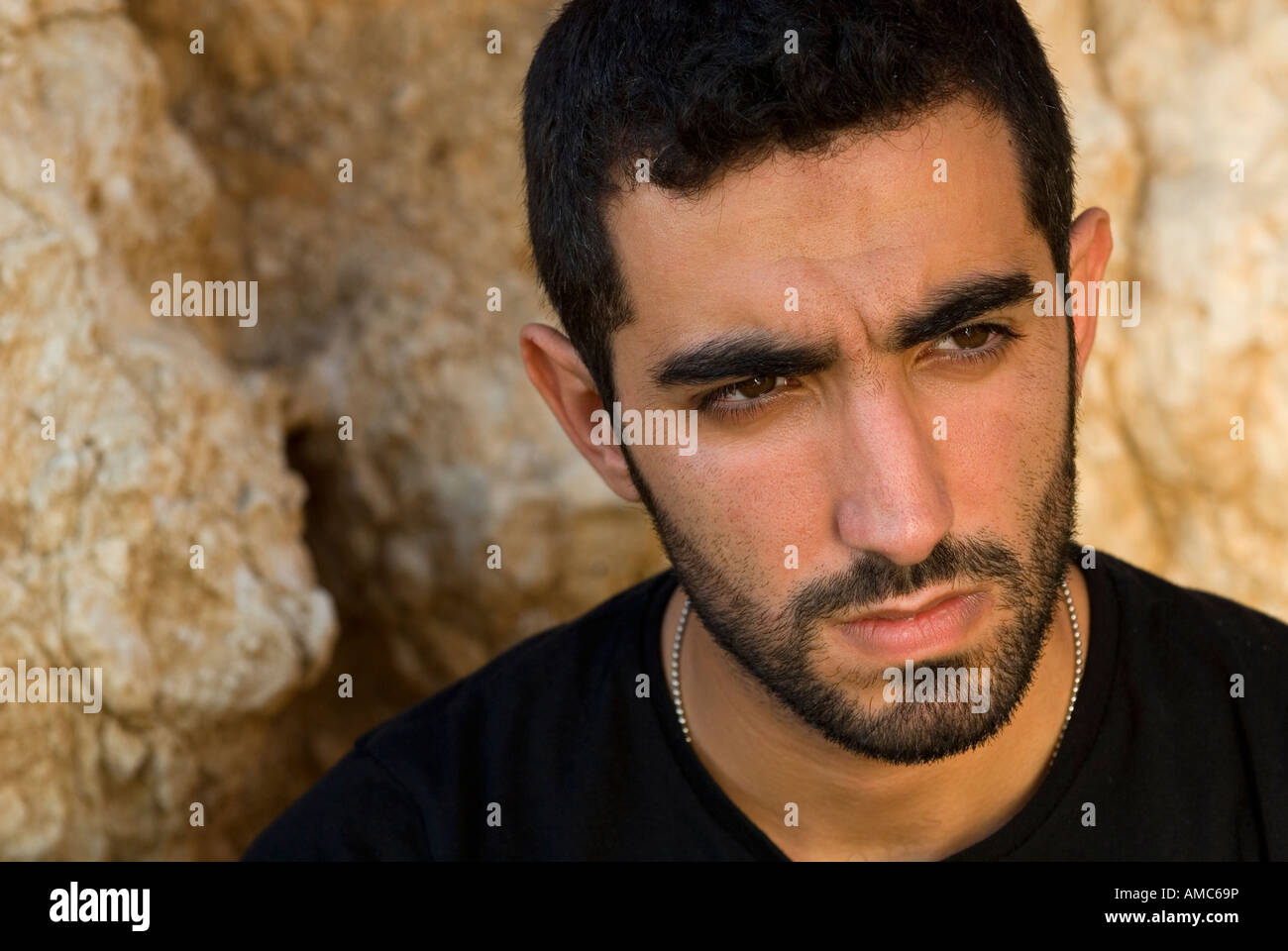 Close up di un giovane arrabbiato uomo arabo Foto Stock Close up di un giovane arrabbiato uomo arabo Foto Stock