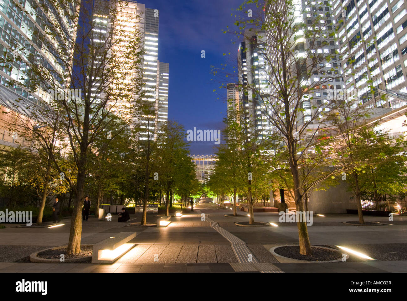 Vista serale di alti edifici di uffici moderni e del paesaggio a Shinagawa Tokyo Japan Foto Stock