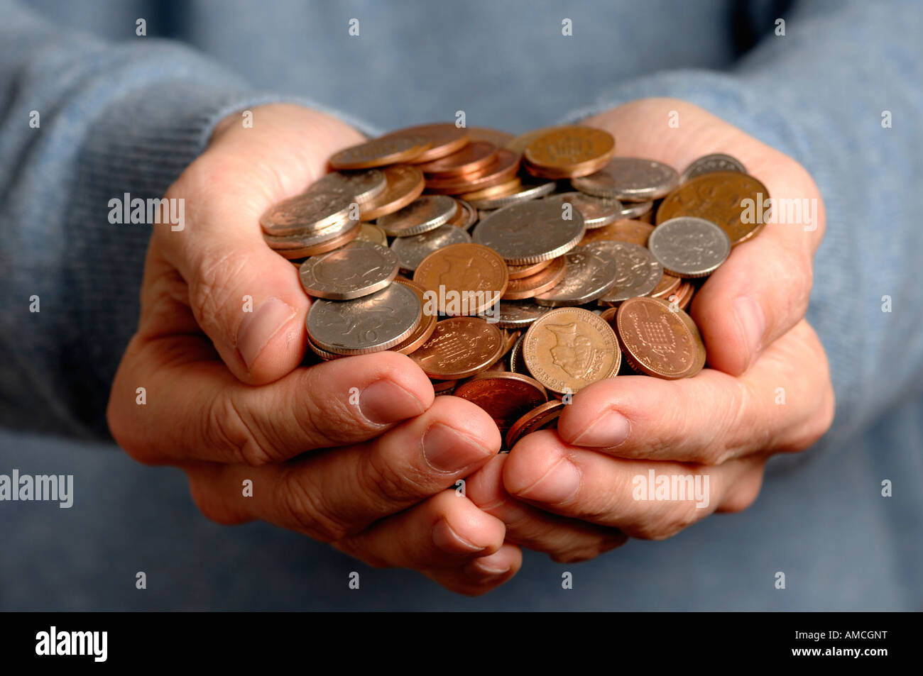 2 le mani piene di soldi Foto Stock