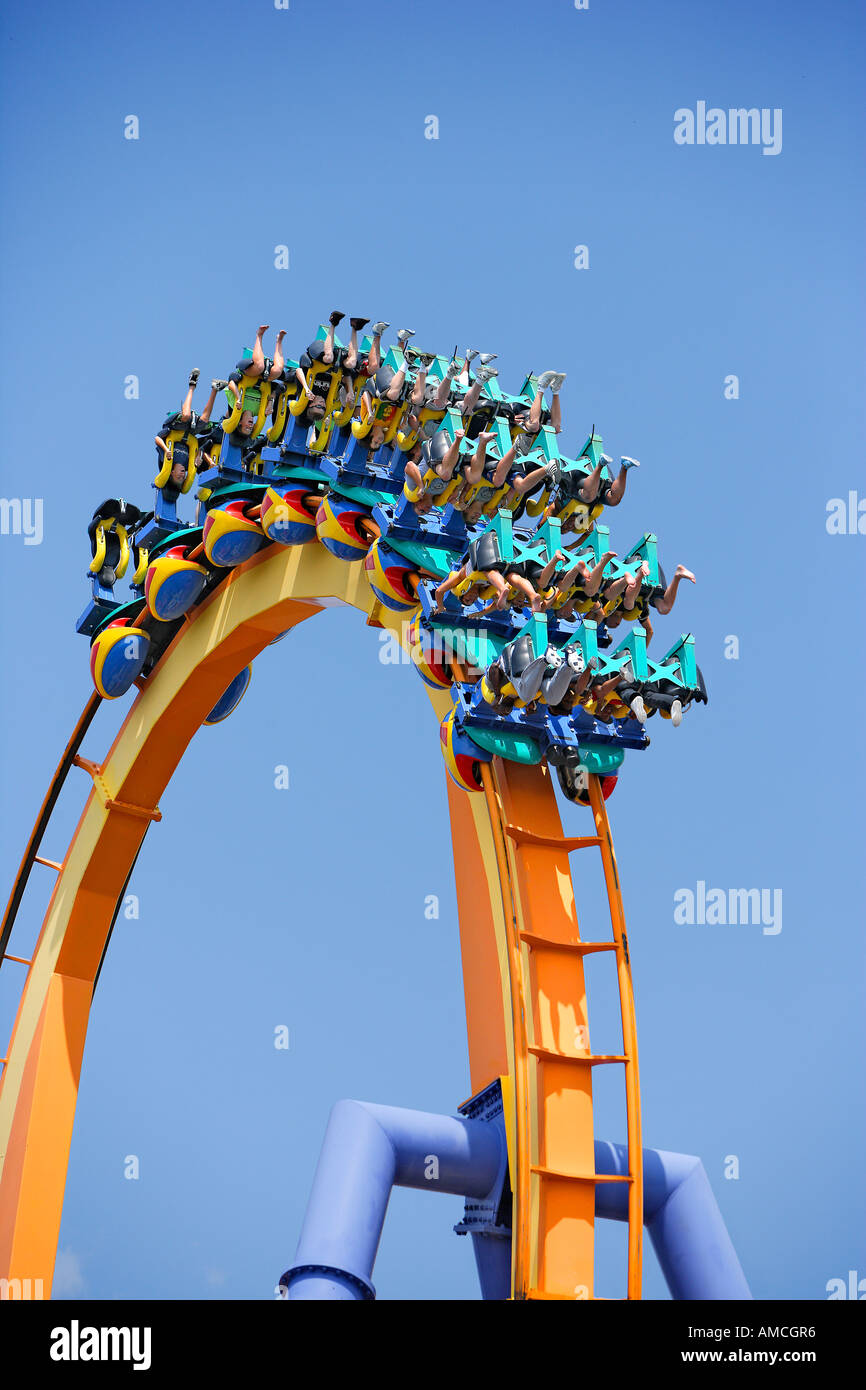 Appendere dieci roller coaster ride al parco a tema Foto Stock