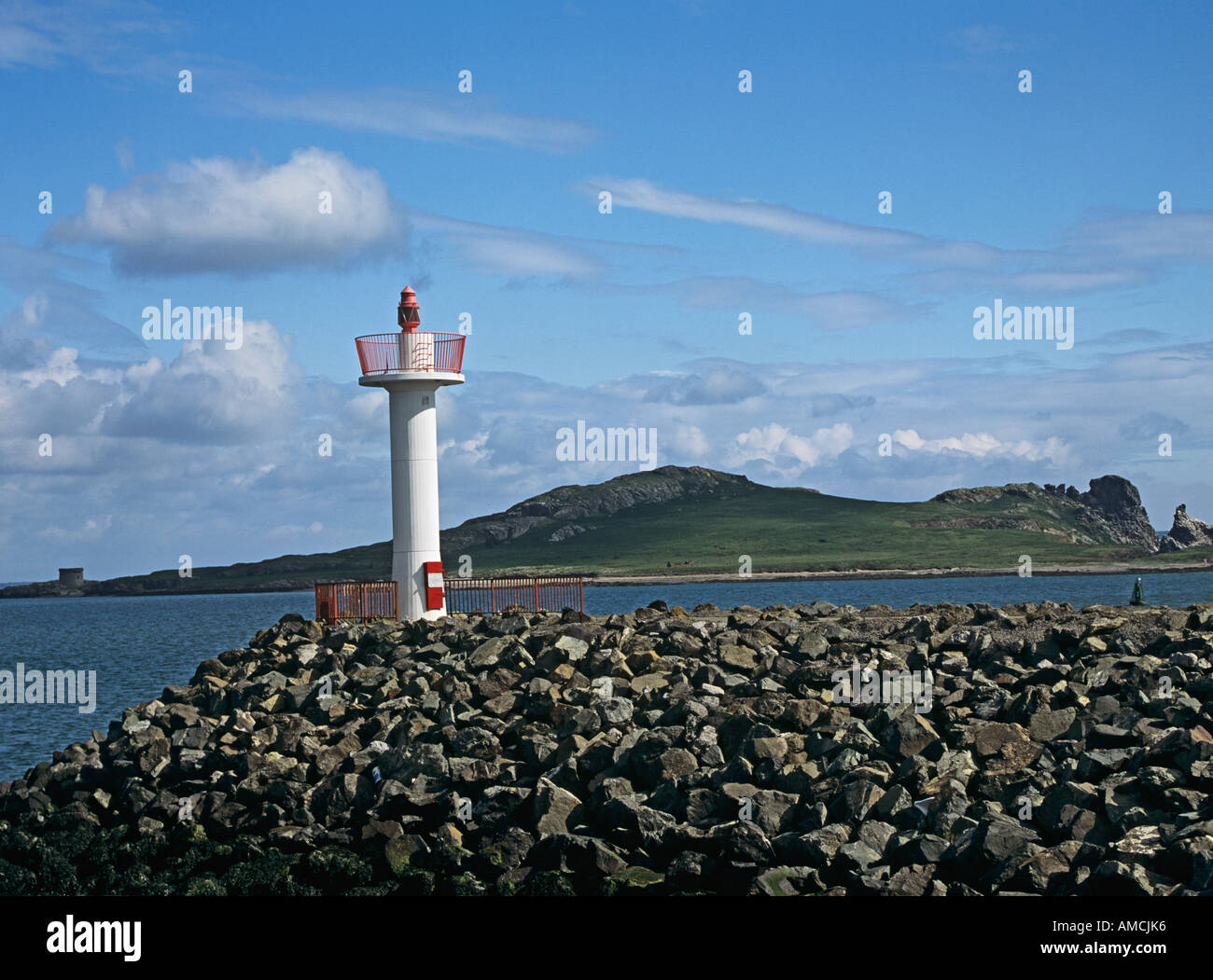 HOWTH REPUBBLICA DI IRLANDA UNIONE EUROPEA Giugno faro su un promontorio roccioso con Irlanda's Eye isola in background Foto Stock