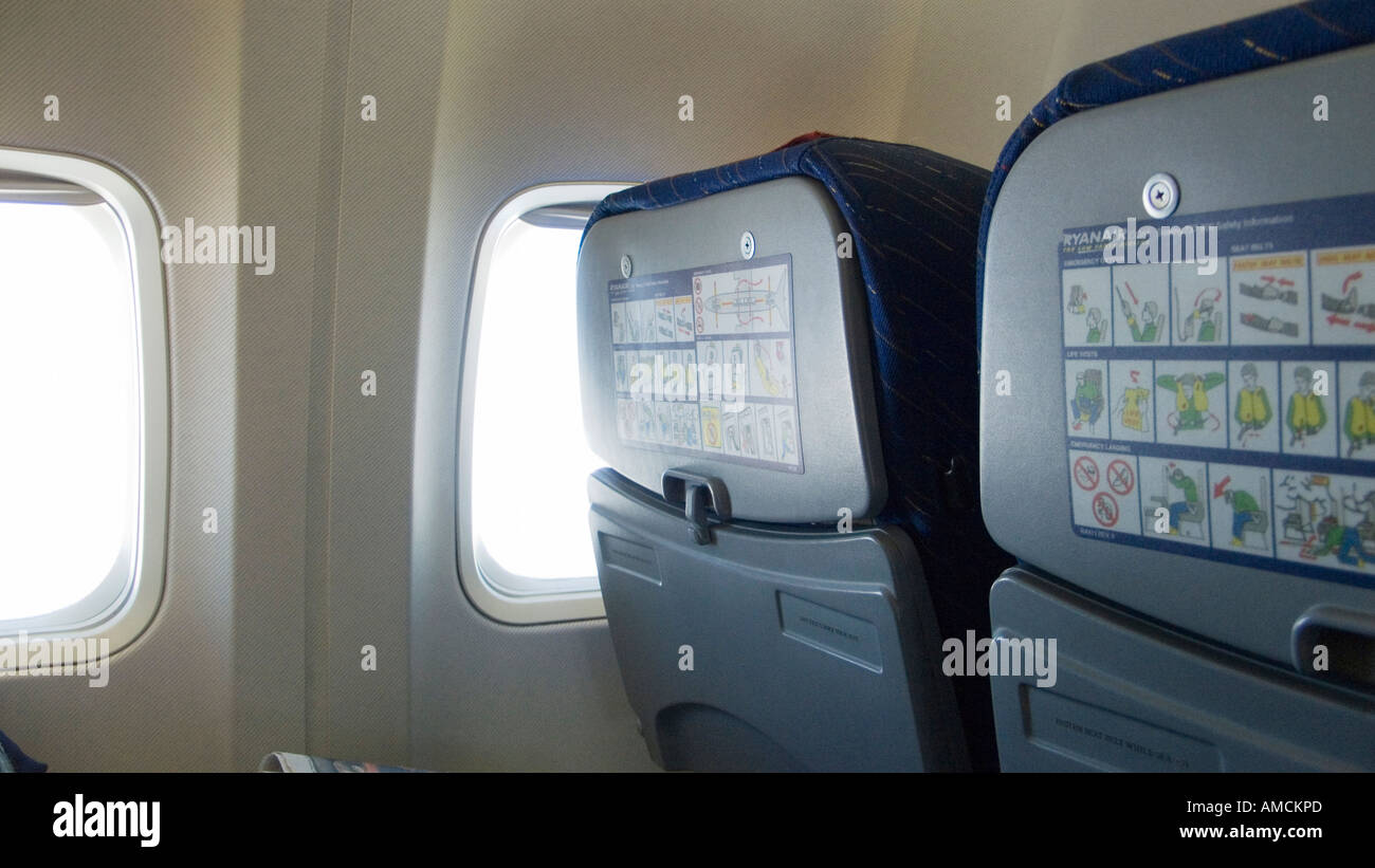 Retro del poggiatesta del sedile di un aereo, con emergenza istruzioni di  sicurezza Foto stock - Alamy