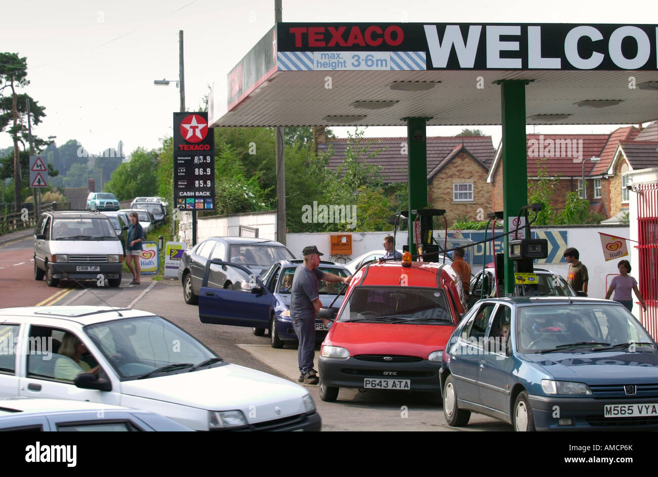 Gli automobilisti in coda per il carburante in corrispondenza di una stazione di benzina in CHARFIELD GLOUCESTERSHIRE REGNO UNITO DURANTE IL BLOCCO DI AVONMOUTH Docks vicino a Bristol Foto Stock